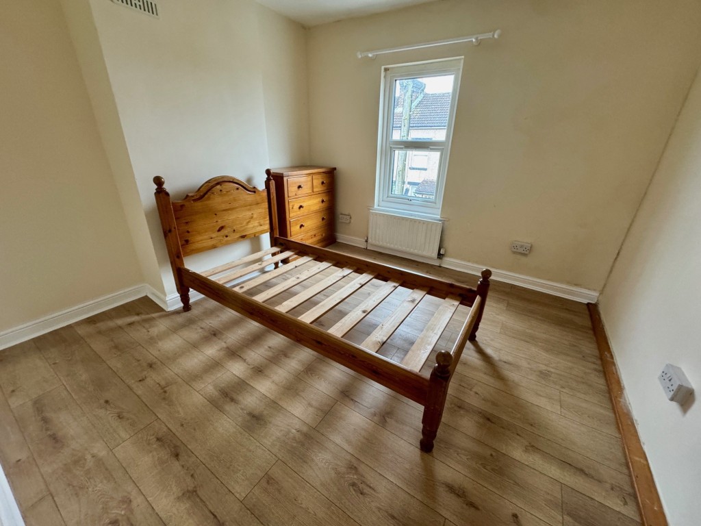 Lot: 91 - FREEHOLD END-TERRACE PROPERTY DIVIDED INTO A TWO-BEDROOM MAISONETTE AND GARDEN FLAT - Maisonette - bedroom 1